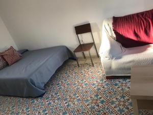 桑卢卡尔-德巴拉梅达Casa Rural Finca Los Esterones的一间卧室配有一张床和一张边桌