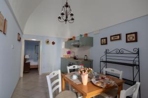 莫诺波利Dimora del Murattiano的厨房以及带桌椅的用餐室。