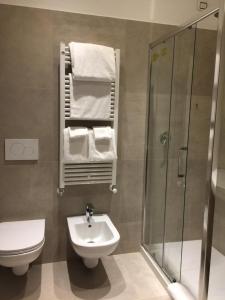 威尼斯Uma Apartments的浴室配有卫生间、盥洗盆和淋浴。