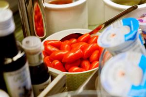 马尔切西内爱丽卡酒店的一大碗橘色胡椒,里面装有汤匙
