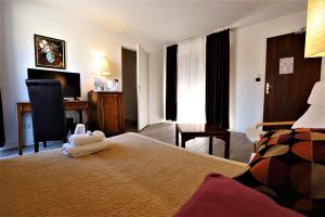 尼姆德图乐里酒店的配有一张床和一张书桌的酒店客房