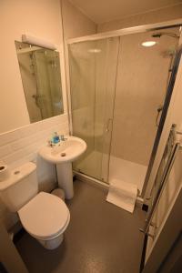 谢菲尔德The Crow Inn的浴室配有卫生间水槽和淋浴。
