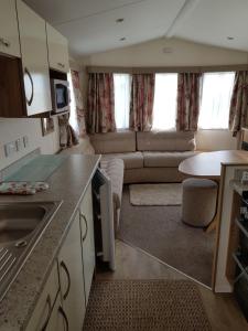 Caravan Willerby Gold Star的厨房或小厨房