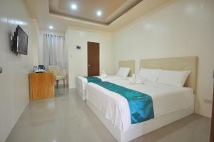 黎牙实比RNR青旅的酒店客房设有两张床和电视。