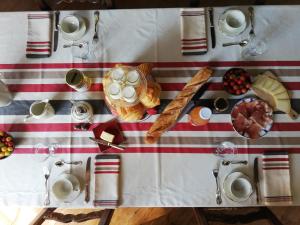 奥塞斯Domaine Abartiague的一张桌子,上面有餐桌布,上面有食物