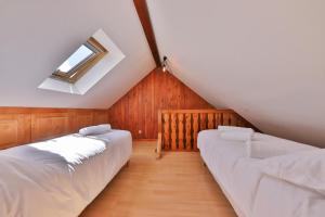 Le Chalet du Tanet spa sauna terrasse en Alsace客房内的一张或多张床位
