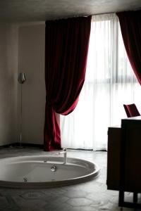 贝尔格莱德FLOW的窗户前带大浴缸的浴室