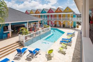 威廉斯塔德Bed & Bike Curacao - Jan Thiel的一张卡佩绑架者旅馆游泳池的图片