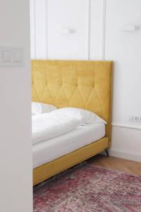 塞格德Deák20 Residence的一间卧室配有一张带软垫床头板的床