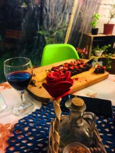 蒙得维的亚El secreto Casa Art的一张桌子,上面放着一盘食物和一杯葡萄酒