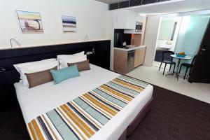 Seahaven Noosa Beachfront Resort客房内的一张或多张床位