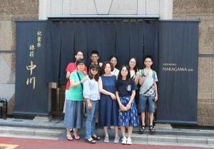 东京Akihabara Nakagawa Inn的一群人站在大门前摆着一张照片