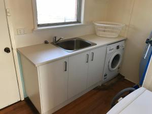 沃纳姆堡OCEAN BREEZE的厨房配有水槽和洗衣机