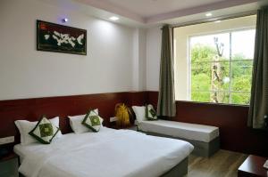 萨瓦伊马多普尔Meera Mahal的一间卧室设有两张床和窗户。