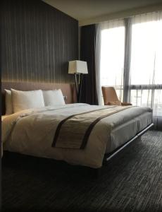 平镇三扬精品商旅的一张位于酒店客房的大床,设有窗户