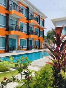 查汶苏梅岛悠长愉快假期公寓的公寓大楼前方设有游泳池