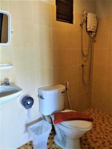 皮皮岛上坡村舍酒店的浴室配有卫生间、盥洗盆和淋浴。