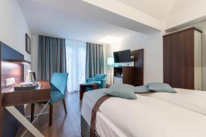 美因河畔法兰克福Trip Inn Hotel Messe Westend的酒店客房配有一张床、一张书桌和一张书桌。