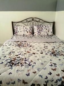 阿罗士打HOMESTAY DSUKA MENANTI的一张带花卉床罩和枕头的床