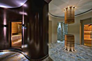 蒙特格罗托泰梅Terme di Relilax Boutique Hotel & Spa的客厅设有壁炉和吊灯。