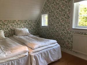 KvillsforsCosy river house的一间小卧室,配有床和窗户