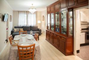圣地亚哥－德孔波斯特拉Apartamento Maria Inmaculada的客厅配有桌子和沙发