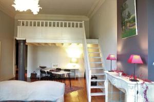 波尔多Burdigala Homes - Appart Clemenceau的一间卧室配有一张床和一张高架床及书桌