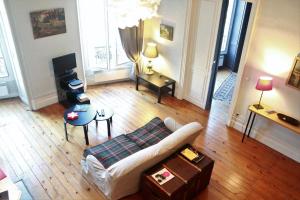 波尔多Burdigala Homes - Appart Clemenceau的客厅配有沙发和桌子