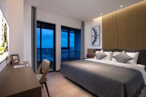东莞东莞馨乐庭松山湖公寓酒店的卧室配有一张床、一张书桌和窗户。