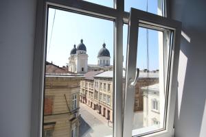 利沃夫Romantic Panorama Krakivska street的享有大楼景致的开放式窗户