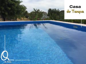塔维拉Quinta dos Netos的蓝色游泳池,带cassa do tempo的词