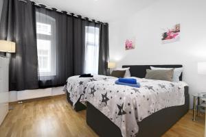 柏林中央米特公寓 的卧室设有2张床,配有黑色和白色