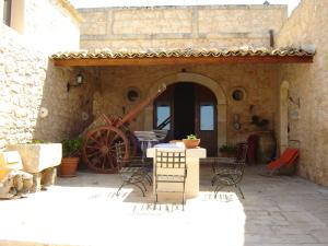 栋纳富加塔Agriturismo Al Casale的一个带桌椅和轮子的庭院