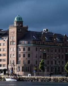 卑尔根克拉里翁黑纹空特里酒店的一座大型建筑,在水边设有钟楼
