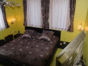 泰晤勒·苏尔·梅尔VILLAS and SUITES LA CORAILLERE RESORT的黄色墙壁和窗户的房间里一张床位