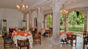 瓜廖尔尼姆拉纳斯 - 迪奥巴格酒店的一间在房间内配有桌椅的餐厅