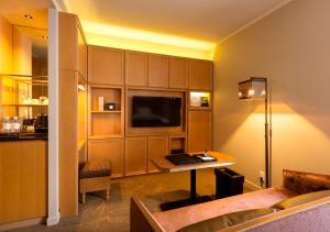 高松高松皇家花园酒店的一间酒店客房,内设一张桌子和一台电视机