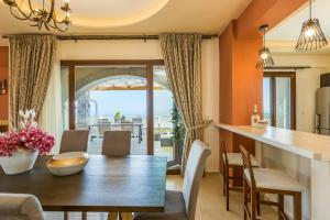 KiriánnaNew Villa Kantifes 4 Families or Couples with Private Pool & BBQ的厨房以及带木桌和椅子的用餐室。