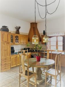 亚伊萨Finca de la Geria的厨房配有木制橱柜和桌椅