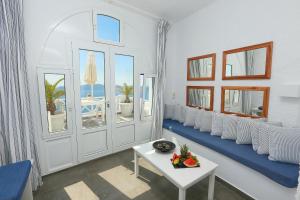 菲罗斯特法尼卡费里斯蓝色公寓酒店的客厅配有沙发和桌子