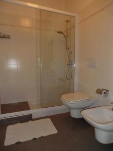 加尔达湖滨Villa Dina的带淋浴、卫生间和盥洗盆的浴室