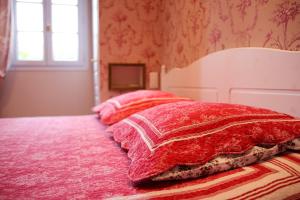 卡布列斯拉米雷恩酒店的卧室内的两张床和红色枕头