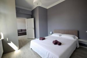 利沃夫Romantic Panorama Krakivska street的卧室配有白色床和紫色毛巾