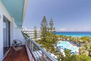 伊利索斯蓝色天际酒店的阳台享有游泳池和海洋的景致。
