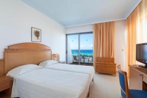 伊利索斯蓝色天际酒店的酒店客房设有两张床,享有海景。