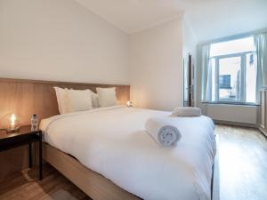 布鲁塞尔Sweet Inn -Dansaert的卧室配有一张大白色床和窗户