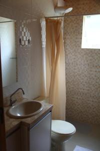 圣若阿金Apartamento Serrano的一间带水槽和卫生间的浴室