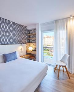 罗列特海岸安娜贝尔酒店的卧室配有床、椅子和窗户。