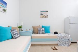 费马Ferma Hill Apartments的客厅配有蓝色和白色的枕头和沙发