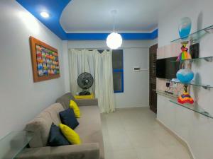 纳塔尔Costeira Praia Flat 204的带沙发和电视的客厅
